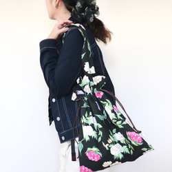<送料無料> 巾着トートバッグ、ブラックボタニカル　Asahi柄テキスタイル　巾着バッグ 1枚目の画像