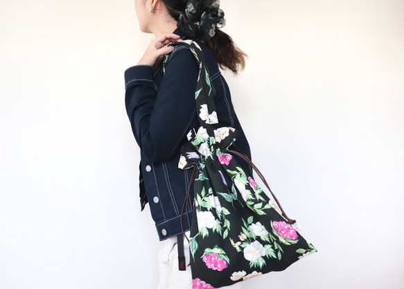 <送料無料> 巾着トートバッグ、ブラックボタニカル　Asahi柄テキスタイル　巾着バッグ 1枚目の画像
