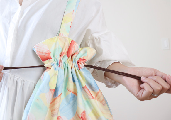 巾着トートバッグ、チョコレートコスモス　Asahi柄テキスタイル 4枚目の画像
