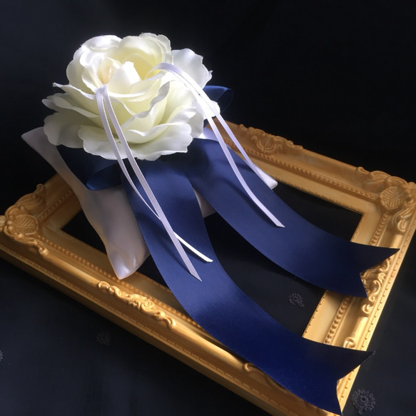 再販リングピロー【ロイヤルネイビーのリボンとローズ】結婚式 ウェディング 送料無料　白バラ 1枚目の画像