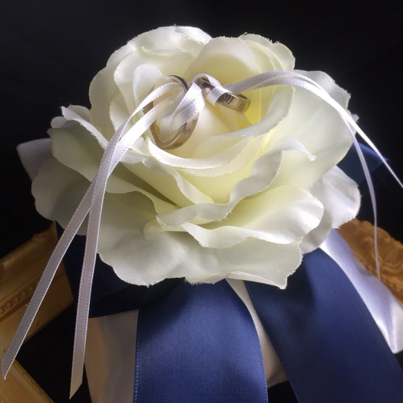 再販リングピロー【ロイヤルネイビーのリボンとローズ】結婚式 ウェディング 送料無料　白バラ 2枚目の画像