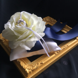 再販リングピロー【ロイヤルネイビーのリボンとローズ】結婚式 ウェディング 送料無料　白バラ 3枚目の画像