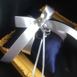 リングピロー【ロイヤルブルー】白リボン　ビジュー　ウェディング　結婚式　ブライダル サムシングブルー ネイビー 2枚目の画像
