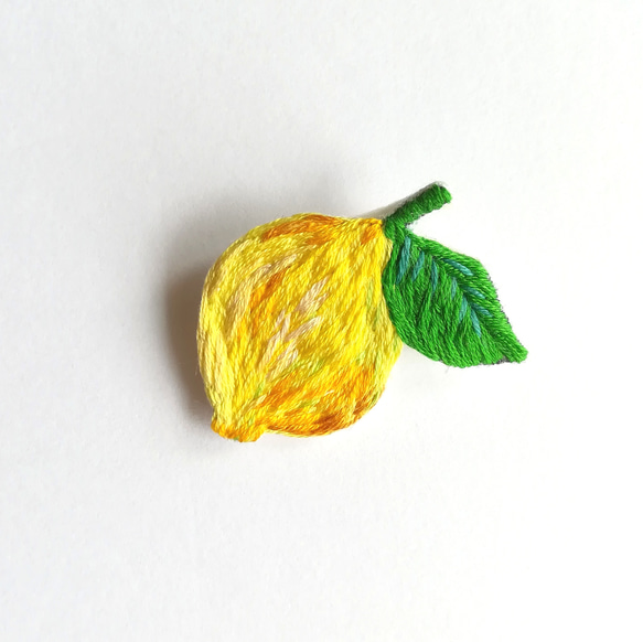 レモンの刺繍ブローチ 1枚目の画像