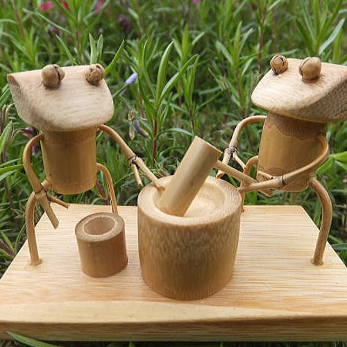 竹細工～カエルの餅つき 立体・オブジェ ひだまり竹工房 Creema