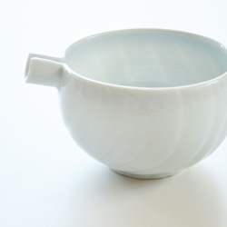 白磁片口鉢(波紋） 1枚目の画像