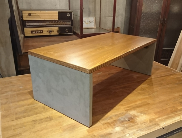 インダストリアルなローテーブル(折りたたみ式) 1枚目の画像