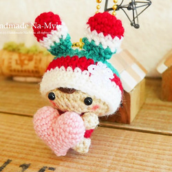 【受注制作】あみぐるみ・ハート抱っこのうさ耳帽子のベビーちゃん・Christmasカラー 2枚目の画像