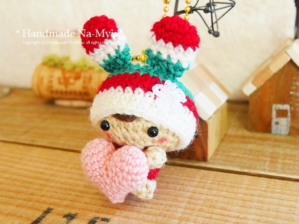 【受注制作】あみぐるみ・ハート抱っこのうさ耳帽子のベビーちゃん・Christmasカラー 2枚目の画像