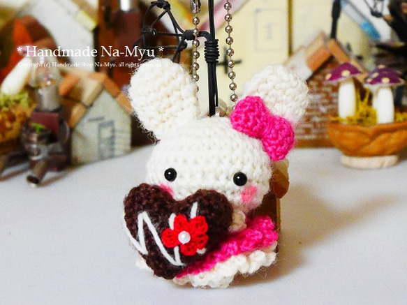 【受注制作】Valentine♡ハートのチョコ抱っこのウサギちゃん♪（約5cm） 1枚目の画像