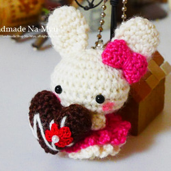 【受注制作】Valentine♡ハートのチョコ抱っこのウサギちゃん♪（約5cm） 2枚目の画像