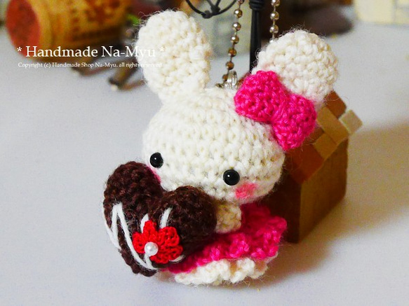 【受注制作】Valentine♡ハートのチョコ抱っこのウサギちゃん♪（約5cm） 2枚目の画像