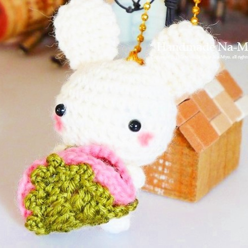 ハンドメイド　森の白うさぎちゃん 受注制作】あみぐるみ☆桜餅大好き♡白うさぎちゃん（約5cm