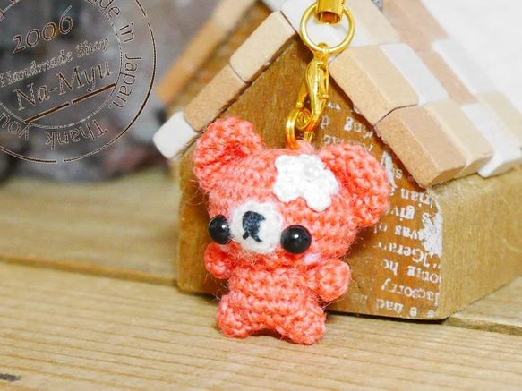 【受注制作】あみぐるみ・SSサイズの豆クマちゃん（約2.5cm）☆お花付き／サーモンピンク 2枚目の画像