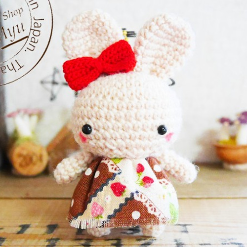 ☆即日発送☆あみぐるみ・おしゃれワンピのウサギちゃん＜約9cm