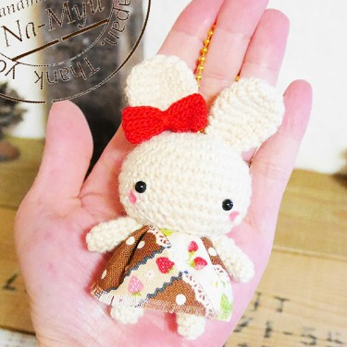 ☆即日発送☆あみぐるみ・おしゃれワンピのウサギちゃん＜約9cm