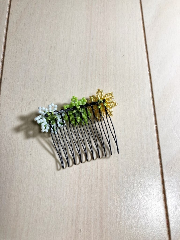 レース糸で編んだナチュラル髪飾り♪ビーズのお花　コームヘアピン　イエロー・グリーン 2枚目の画像