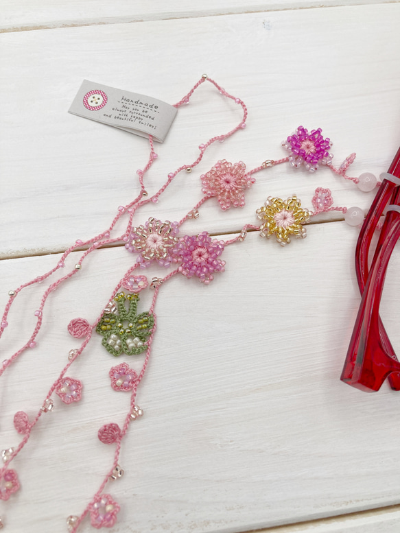手編みのグラスコード 　マスクチェーン　2WAY　カニカン付き　ピンク　ビーズ　春　花　ナチュラル　ローズクオーツ　北欧 3枚目の画像