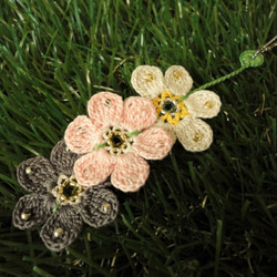 レース ビーズ 編み込み　冬色　レース編みの３輪お花ネックレス　初春♬ 3枚目の画像