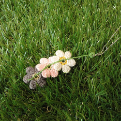 レース ビーズ 編み込み　冬色　レース編みの３輪お花ネックレス　初春♬ 4枚目の画像