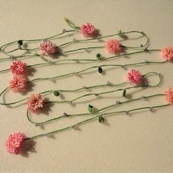 レース糸でビーズを編み込んだ　矢車菊の早春ラリエット　 3枚目の画像