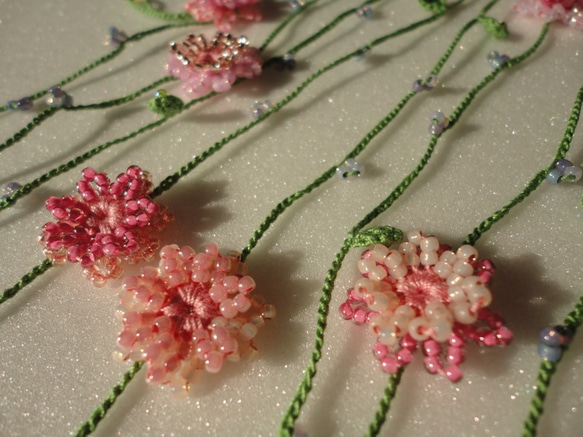 レース糸でビーズを編み込んだ　矢車菊の早春ラリエット　 5枚目の画像