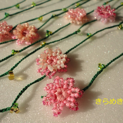 レース糸でビーズを編み込んだ　矢車菊の春色♬【グリーンラリエット】 1枚目の画像