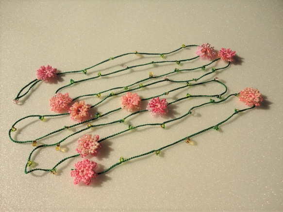 レース糸でビーズを編み込んだ　矢車菊の春色♬【グリーンラリエット】 2枚目の画像