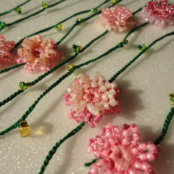 レース糸でビーズを編み込んだ　矢車菊の春色♬【グリーンラリエット】 5枚目の画像