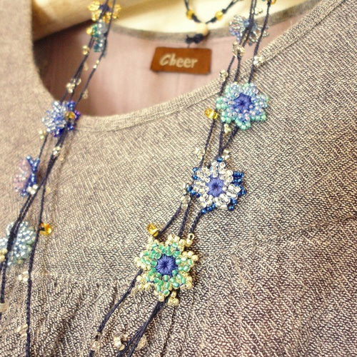 小さな宇宙☆青いお花の3連ビーズネックレス ビーズ お花 ナチュラル 