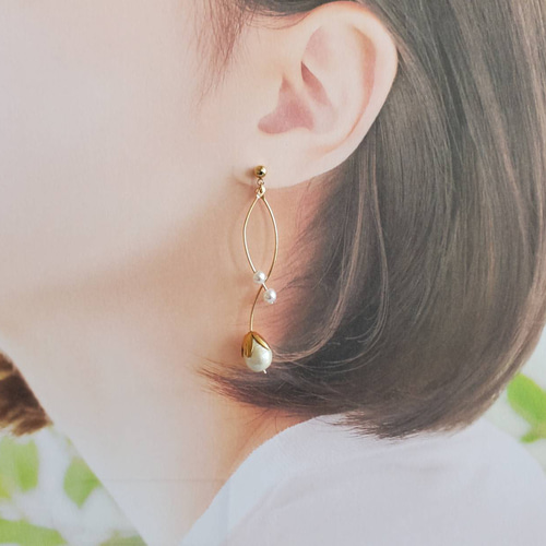 1点のみ　アンティークボタン×コットンパールのアシンメトリーイヤリング/ピアス お花とコットンパールのイヤリング/ピアス イヤリング