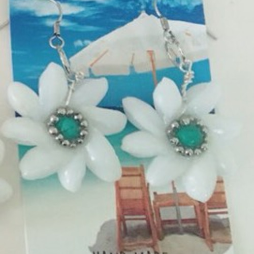 天然シェルフラワーピアス♡ ピアス（フック・チェーン） ayk 通販  