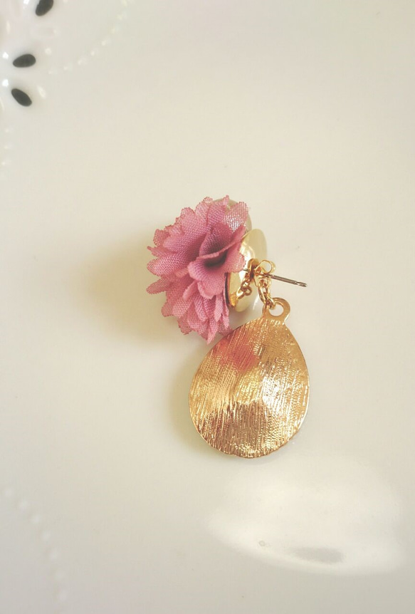 Flowerpearl和水晶吊墜耳環（巧克力粉色） 第2張的照片