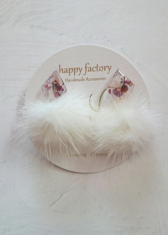 胡椒莓和貂皮植物耳環（白色） 第1張的照片