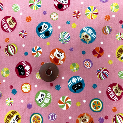 100×50】和調 だるま猫＆飴柄 生地（ピンク） 生地 ハンドメイド手芸店