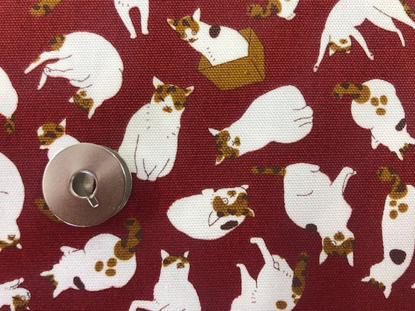 チロスケ　ねこちゃん柄 100×50】まったり三毛猫ちゃん柄 オックス生地（ダークレッド） 生地