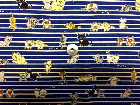 【100×50】おさんぽ猫ちゃん　ツイルプリント生地（ブルー） 2枚目の画像