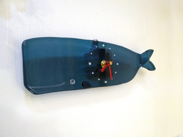 すいすいガラスのマッコウクジラ壁時計 2枚目の画像