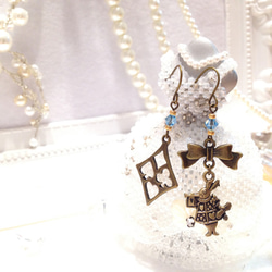 12 ハンドメイドピアス　アリス追加 ハンドメイド ピアス バラ×アリス - メルカリ