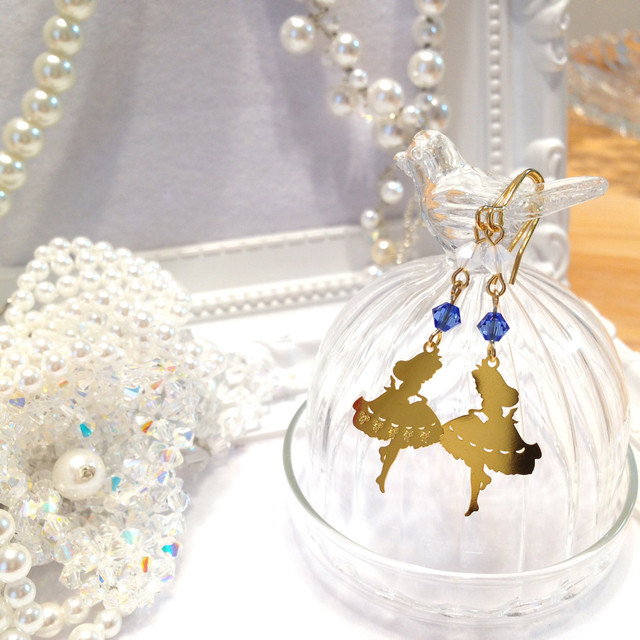 12 ハンドメイドピアス　アリス追加 不思議の国のアリス アリスのシルエットピアス ピアス（フック