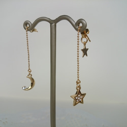 クリスタル付き 星と月のゴールドのボールチェーンピアス 2枚目の画像