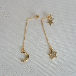 クリスタル付き 星と月のゴールドのボールチェーンピアス 3枚目の画像