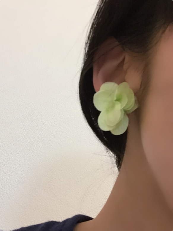 Green flower earring 4枚目の画像