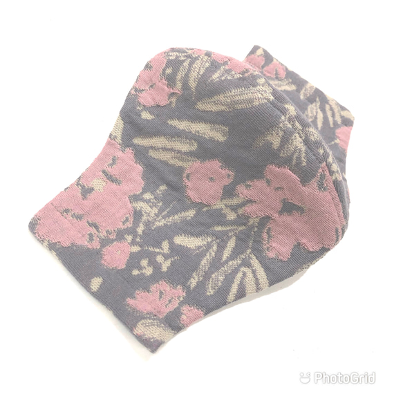 機能アップ☆冬用立体マスク　フラワー柄ニット　ニュアンスカラーのグレーとピンク色　裏側抗菌ダブルガーゼ　ポケット付き可能 2枚目の画像