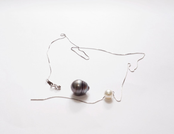 大粒な黒蝶真珠とあこや真珠のペンダント 3枚目の画像