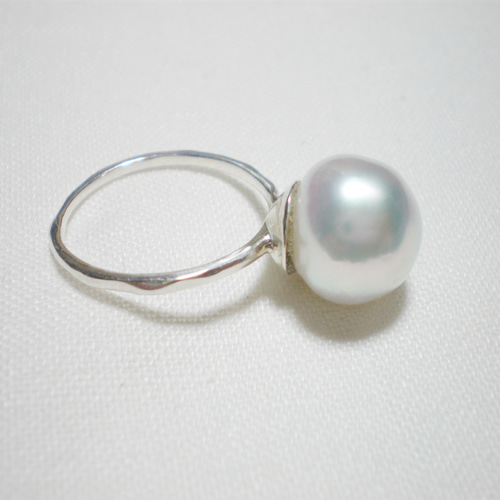 ✨超大玉15-16mm 南洋白蝶真珠 バロックパール 羽根デザイン 豪華リング✨ 楽天市場】白蝶パール リング 16mm Pt900 南洋 真珠 超大粒 : ubazakura