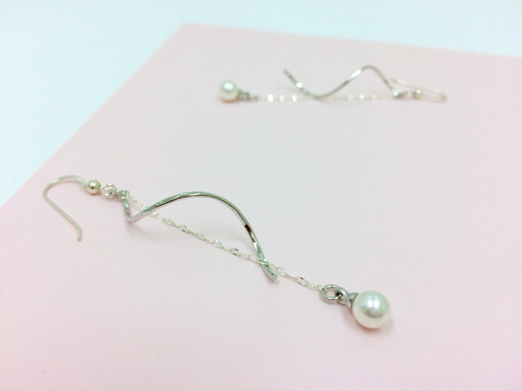 スワロパール&ツイストのロングピアス:      Pearl Chain Earrings 2枚目の画像