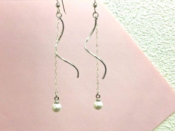 スワロパール&ツイストのロングピアス:      Pearl Chain Earrings 3枚目の画像