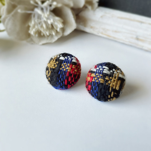 送料無料】ファンシーツイードのくるみボタンピアスorイヤリング