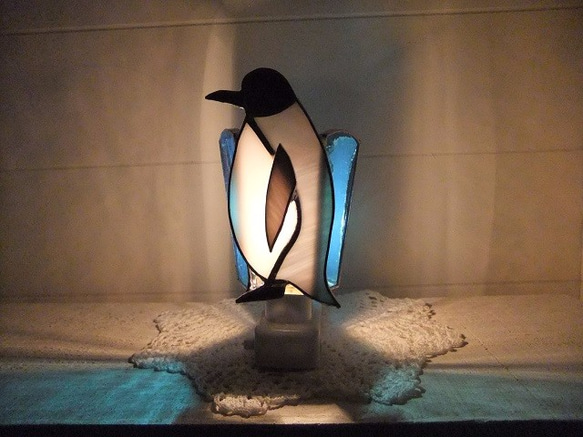 ステンドグラスおやすみランプ（penguin blue） 1枚目の画像